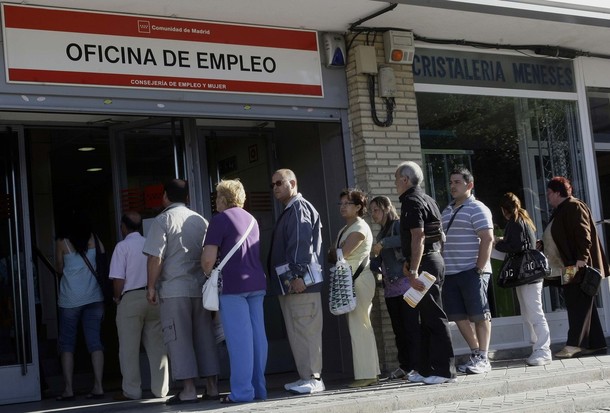 People enter a government job centre in Madrid June 2, 2009.