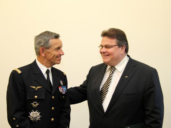 Gen. Jean-Paul Palomeros and Lithuanian Foreign Minister Linas Linkevicius