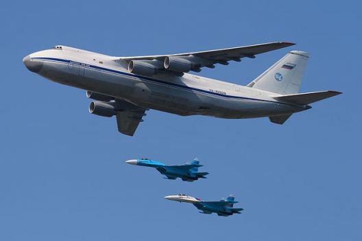 An Antonov An-124 with two Sukhoi Su-27s