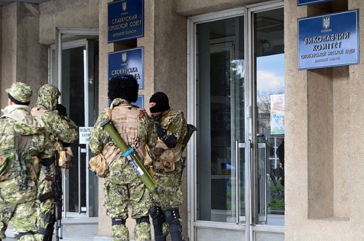 Armed men outside Sloviansk city council, April 14, 2014
