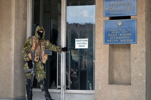 Armed separatist in Sloviansk, April 14, 2014