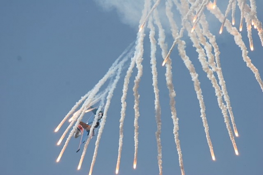 Russian Su-27 firing flares, Aug. 11, 2007