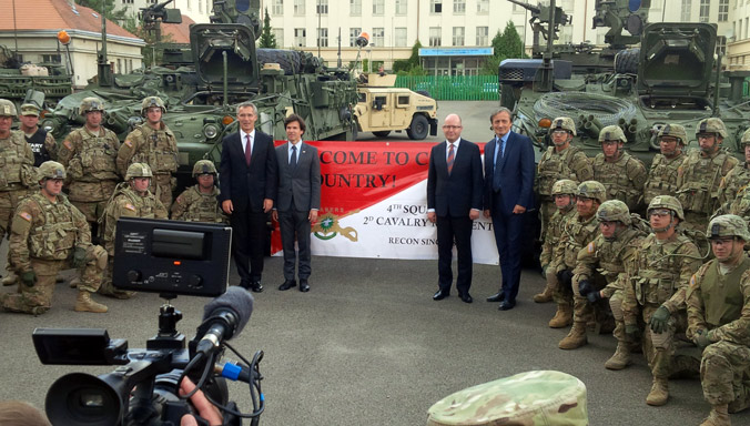 Secretary General Jens Stoltenberg and Czech Prime Minister Bohuslav Sobotka greet US soldiers participating in Dragoon Ride exercise, Sept. 9, 2015 (photo: NATO)