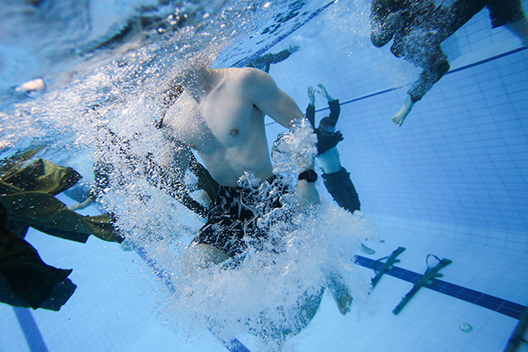 Photo 4 soldiers in swimming training large