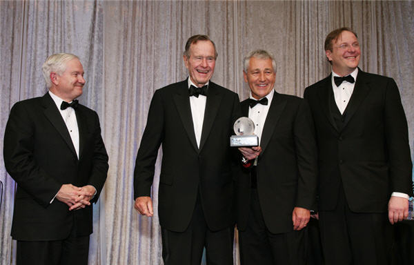 2009 Leadership Awards: Bush, Kohl, Petraeus, Palmisano and Hampson