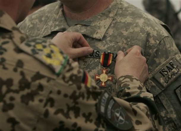 14 US Troops Receive Medals for Rescuing German Soldiers