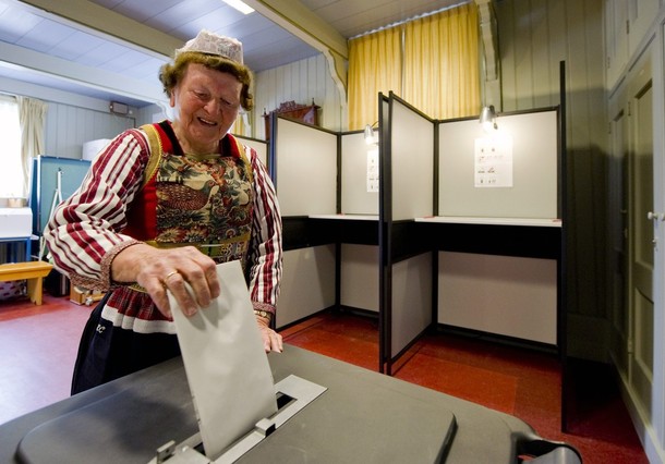 Dutch Voters Split, and Right Surges