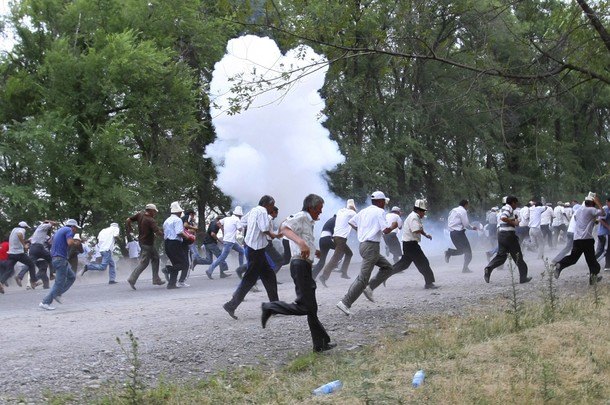 Kyrgyz forces tear gas protestors and arrest their leaders
