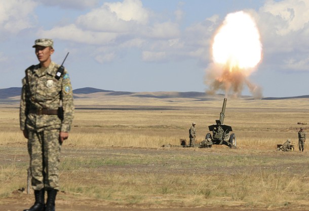 Chinese and Russian troops in central Asia war games