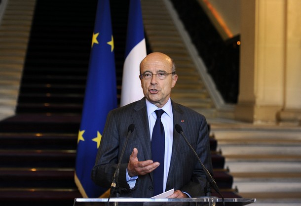 Juppe: UN, NATO informed about France’s arms drop in Libya