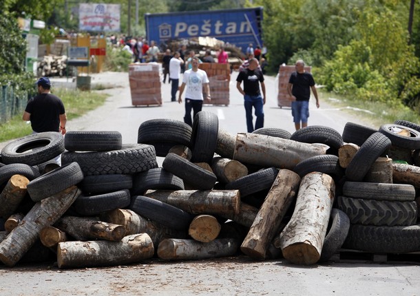 NATO starts clearing roadblocks in Kosovo