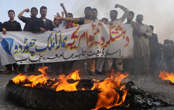 Pakistan stops NATO supplies after raid kills up to 28