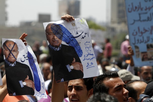 Top News: Protesters Arrive in Tahrir for “Disenfranchisement Friday” Rally