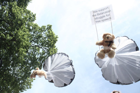 Video: Swedish plane bombs Belarus with teddy bears