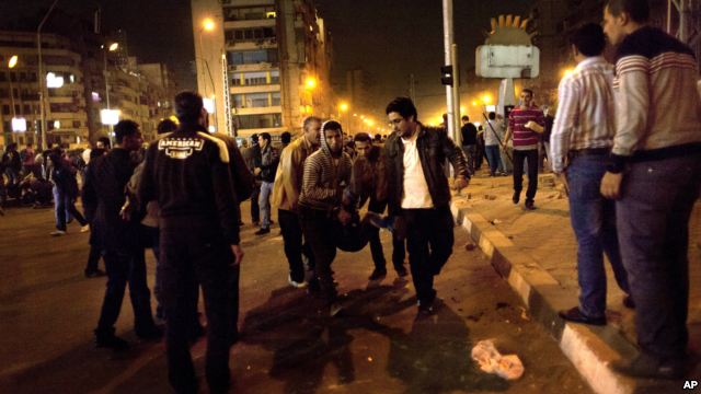 Top News: 6 dead, 450 injured in clashes at Egypt’s presidential palace