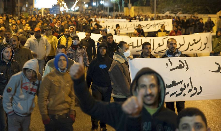 Top News: Suez Canal residents defy President Morsi’s curfew