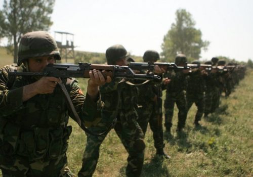 Romanian soldiers and US Marines training together