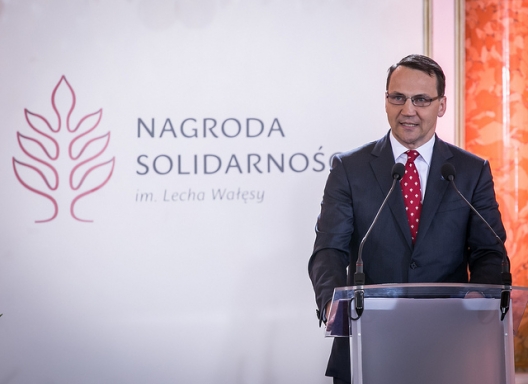 Sikorski Calls for Major US Base in Poland