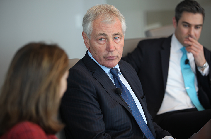 Chuck Hagel to Next US President: Talk to Putin