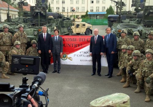 Secretary General Jens Stoltenberg and Czech Prime Minister Bohuslav Sobotka greet US soldiers participating in Dragoon Ride exercise, Sept. 9, 2015 (photo: NATO)