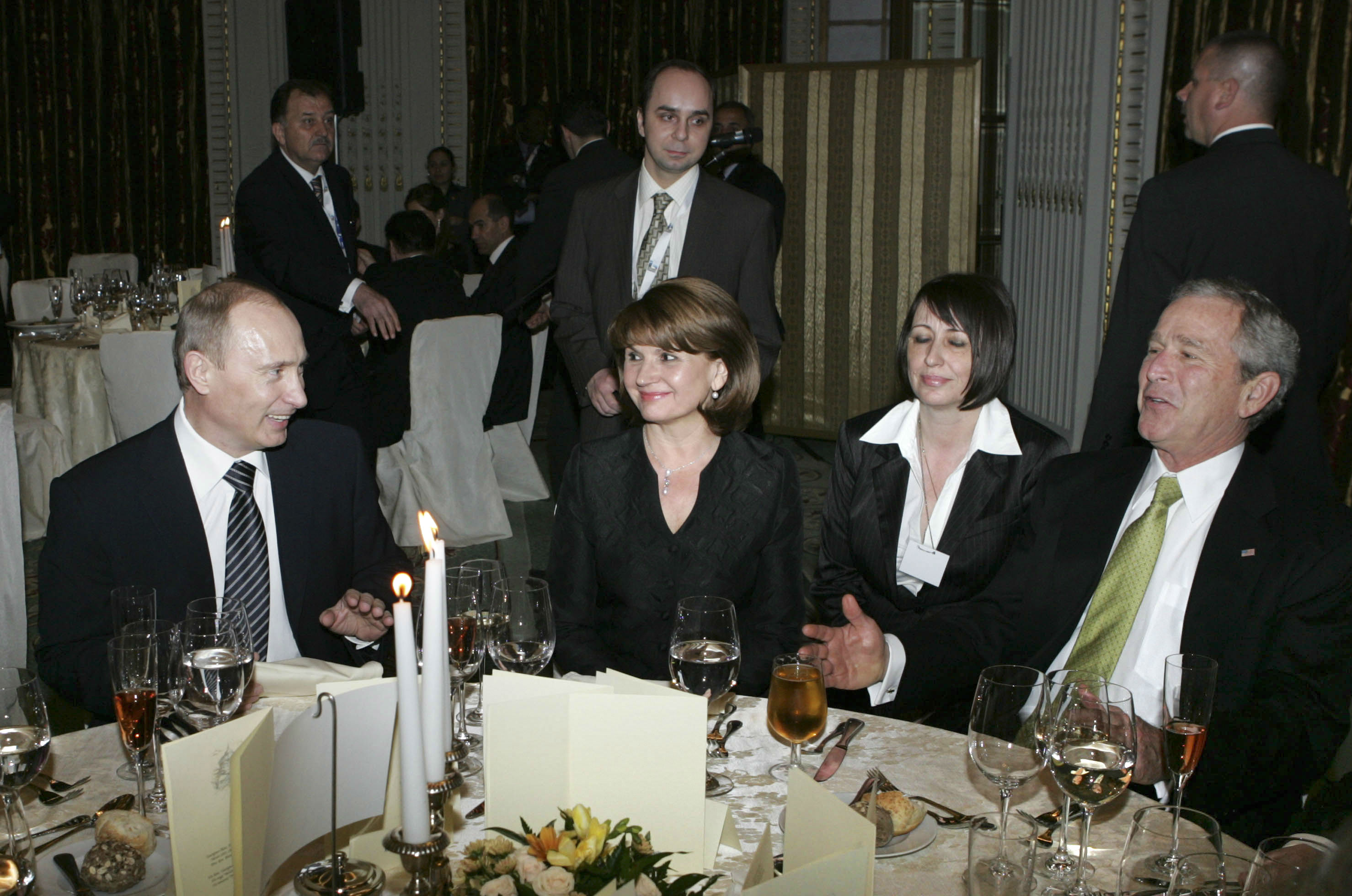 Буш и Путин 2002 ресторан