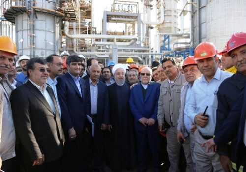 Iran’s President Hassan Rouhani visiting an oil refinery in Bandar Abbas (Photo: baorco.ir)