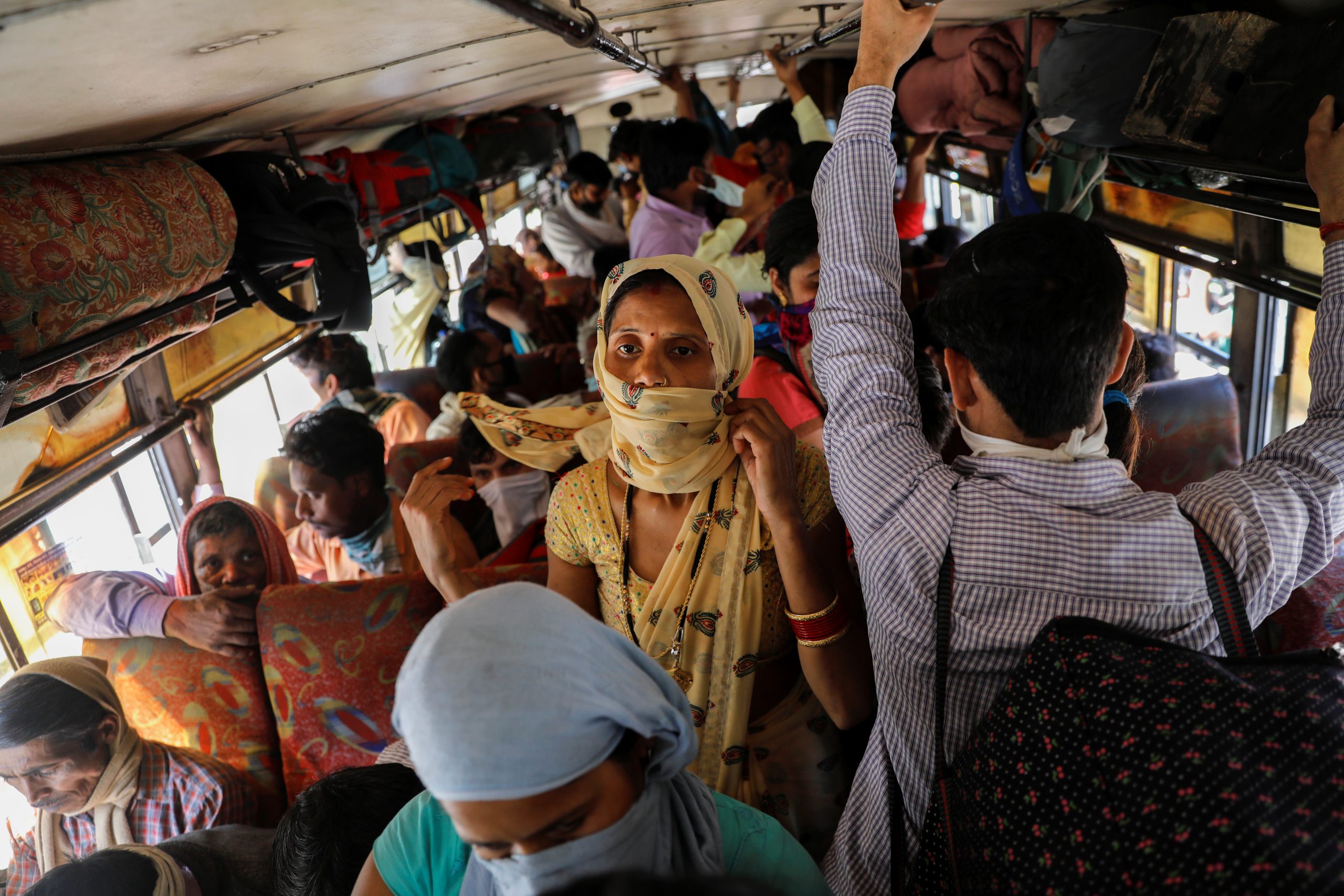 Народу в дом набилось битком. Автобус в Индии битком. Переполненный автобус в Индии. Индусы на автобусе. Переполненный транспорт в Индии.