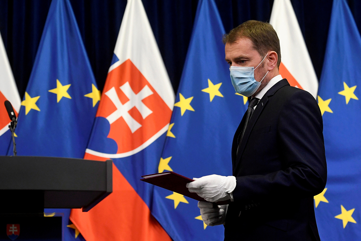 Slovensko sa snaží ukončiť bolestivú izoláciu spôsobenú koronavírusom