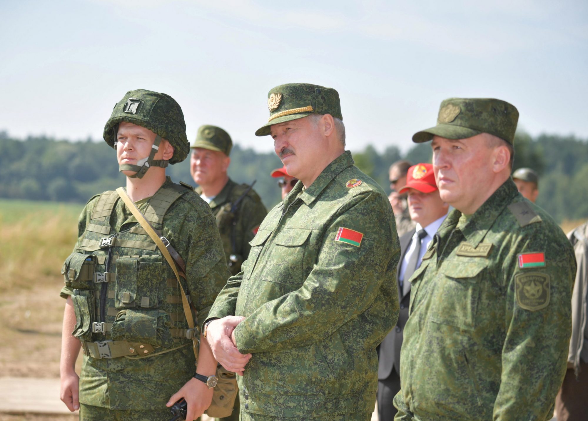 Военные сайты белоруссии. Белорусские войска 2022 Лукашенко. Лукашенко в форме учения. Лукашенко в военной форме. Лукашенко Хренин армия.