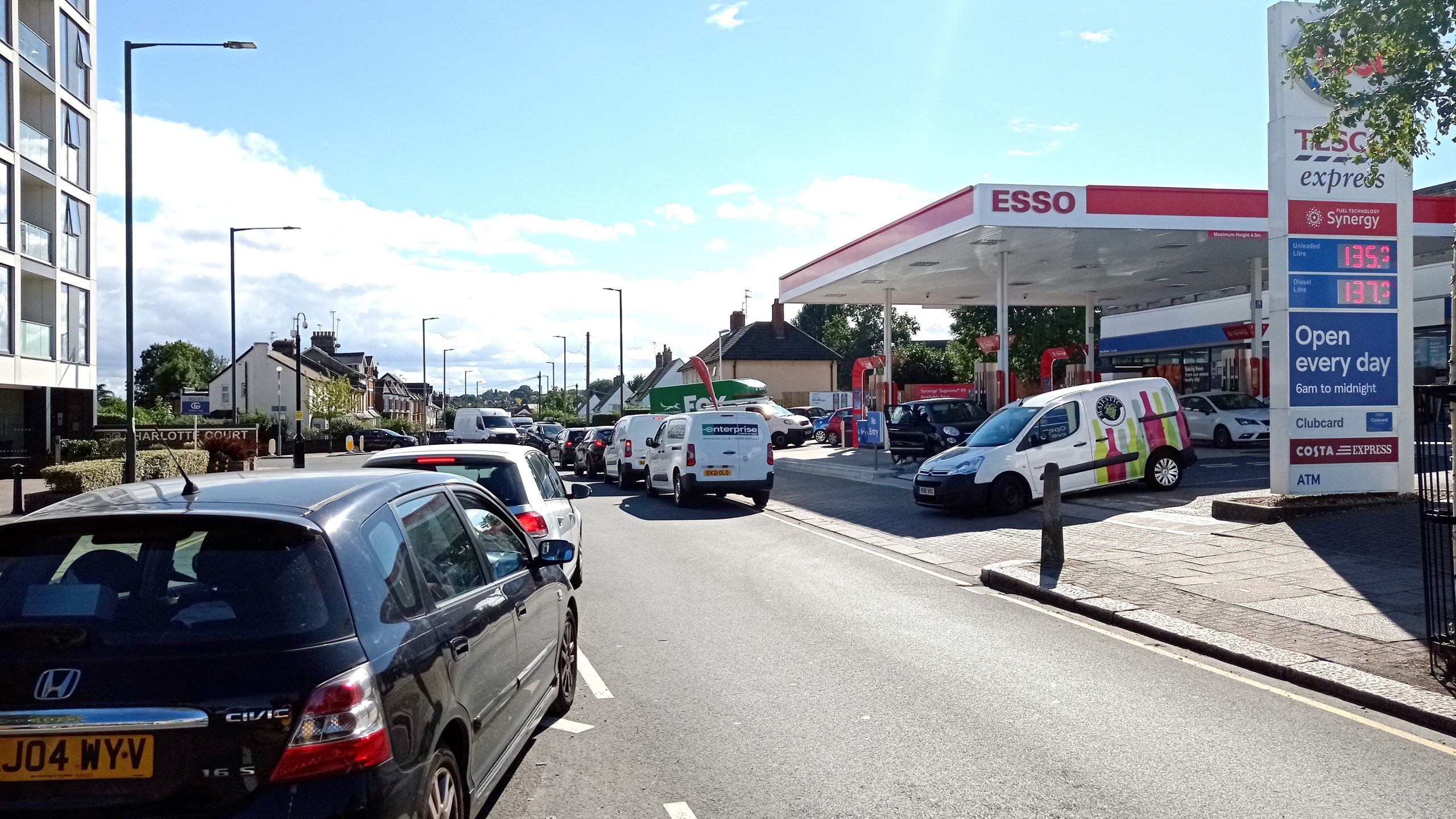Queues for fuel at East Barnet Esso service station 27 September 2021 03 scaled.
