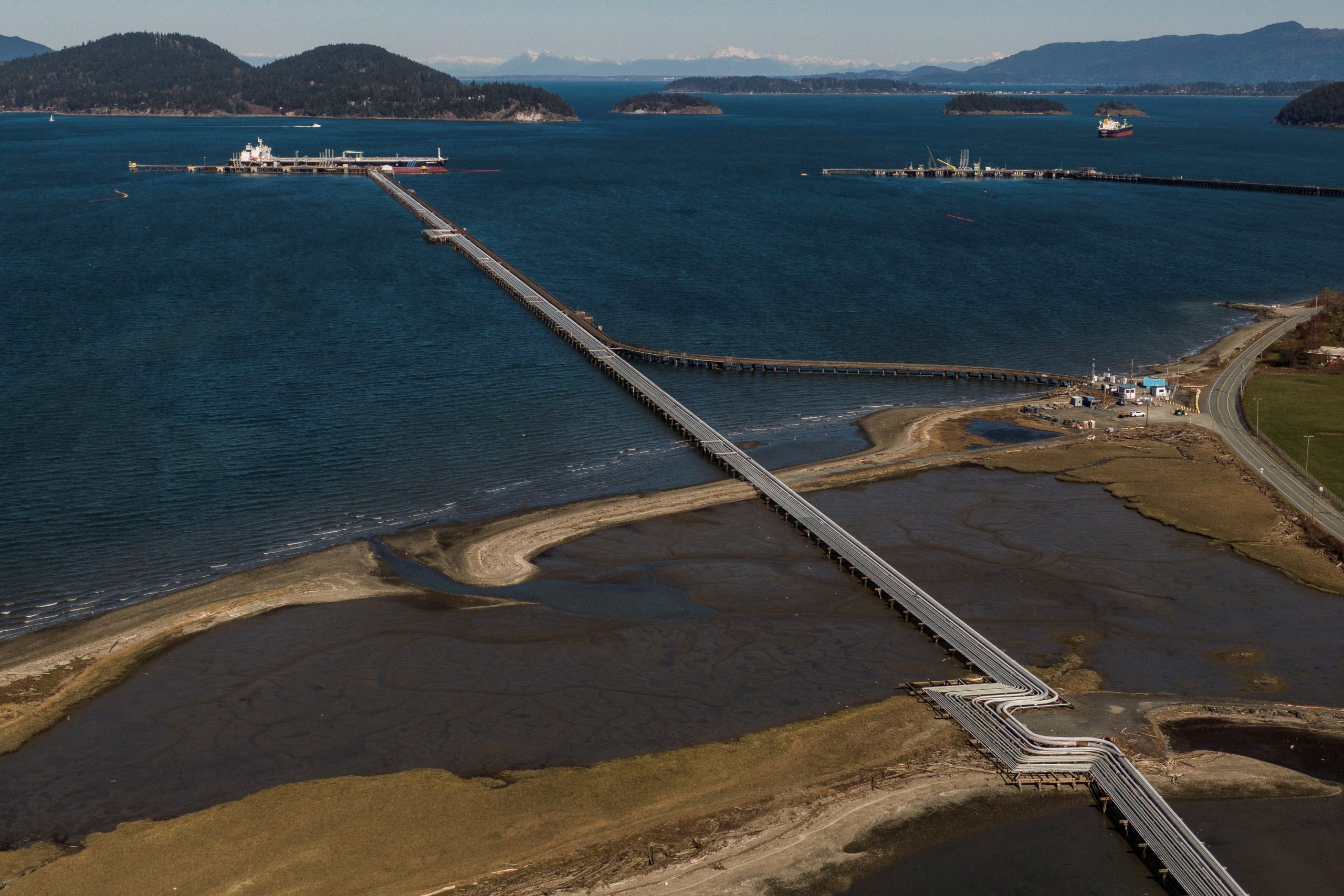 A view shows pipes leading from an oil tanker near Marathon Petroleum's refinery, following Russia's invasion of Ukraine, in Anacortes, Washington, U.S., March 9, 2022. Picture taken with a drone. REUTERS/David Ryder - RC2ZYS9RC6PH