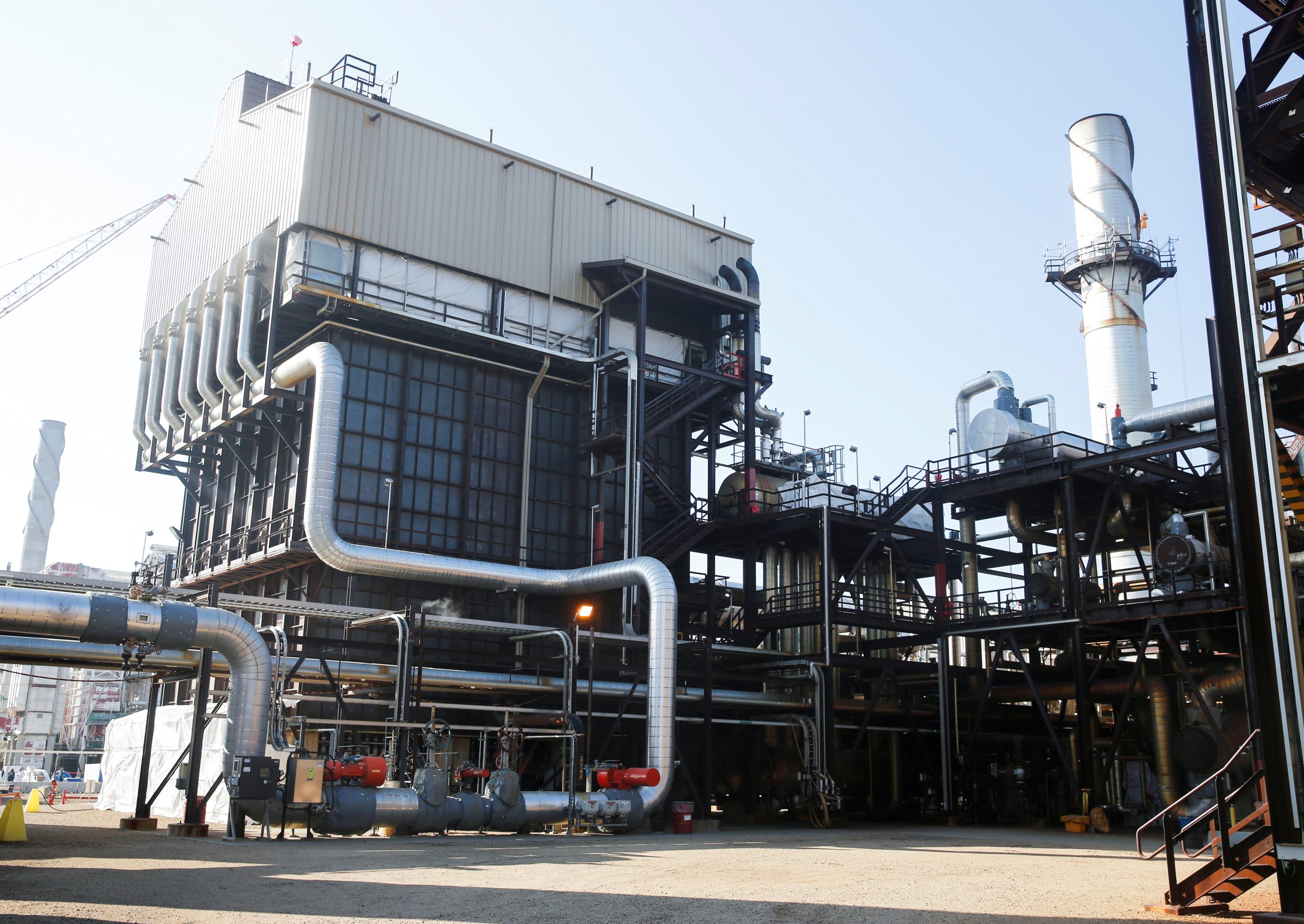 Pipes run through Shell's new Quest Carbon Capture and Storage (CCS) facility in Fort Saskatchewan, Alberta, Canada, October 7, 2021. REUTERS/Todd Korol - RC2Z4Q9D63UY