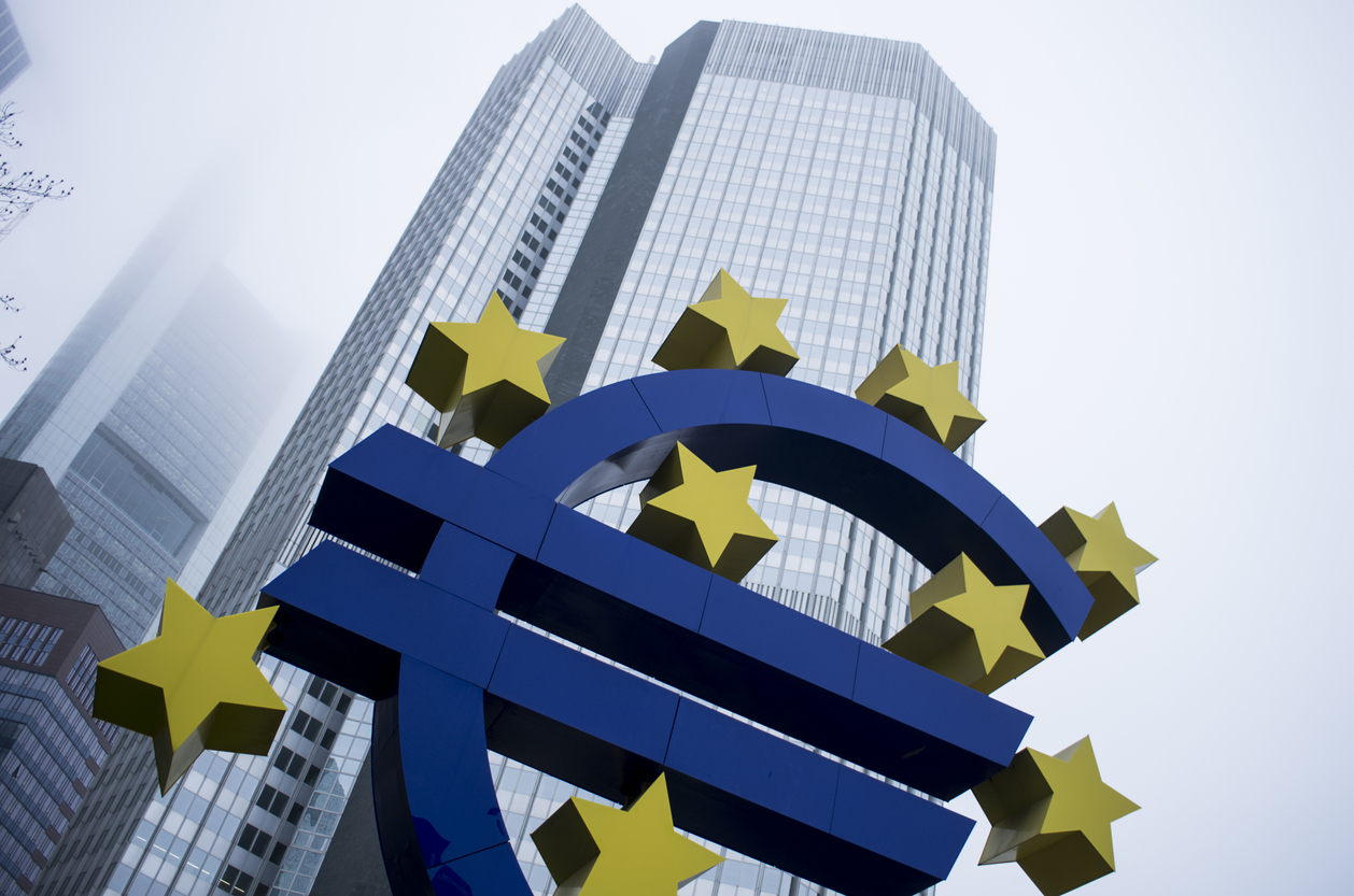 L’euro alla pari con il dollaro: implicazioni per l’economia globale