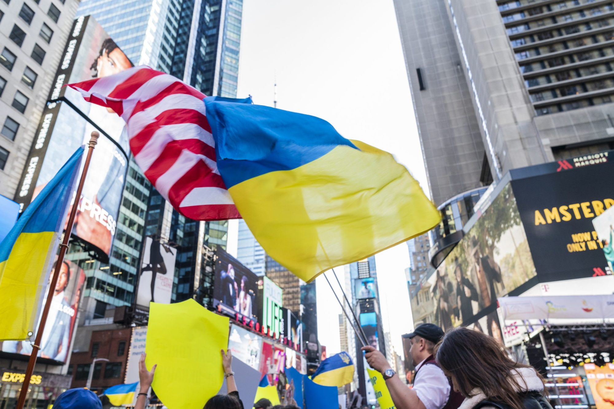 Украинцы в 2024г. США Украина. Украинские флаги в Европе. Американский и украинский флаг. Американцы на Украине.