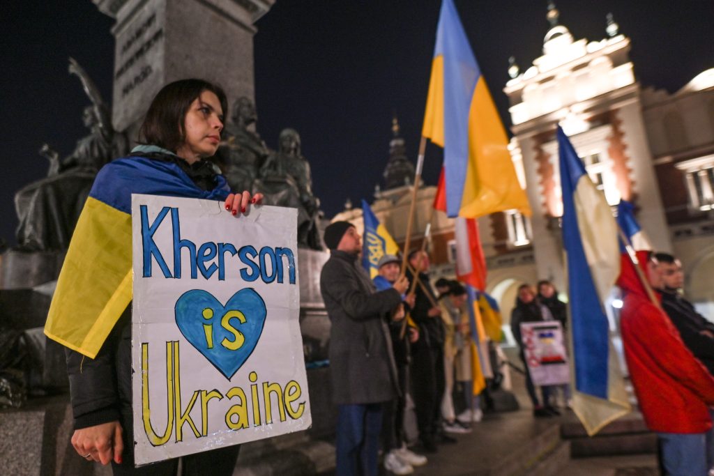 Russian War Report: Ukrainians celebrate in Kherson as Russia evacuates the city