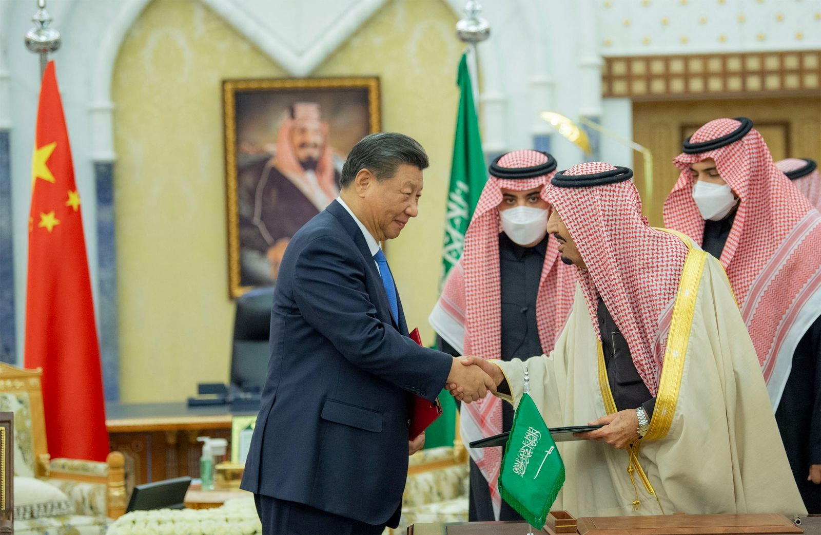 لا ، زيارة شي إلى الرياض لم تكن بسبب العلاقات الأمريكية السعودية السيئة.  إنه أكثر من ذلك بكثير.