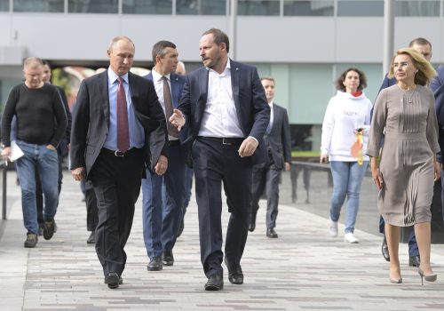 Russian President Vladimir Putin (L) listens to Arkady Volozh, Chief Executive Officer of Yandex, as he visits the headquarters of the company in Moscow, Russia September 21, 2017. Sputnik/Alexei Druzhinin/Kremlin via REUTERS ATTENTION EDITORS - THIS IMAGE WAS PROVIDED BY A THIRD PARTY.