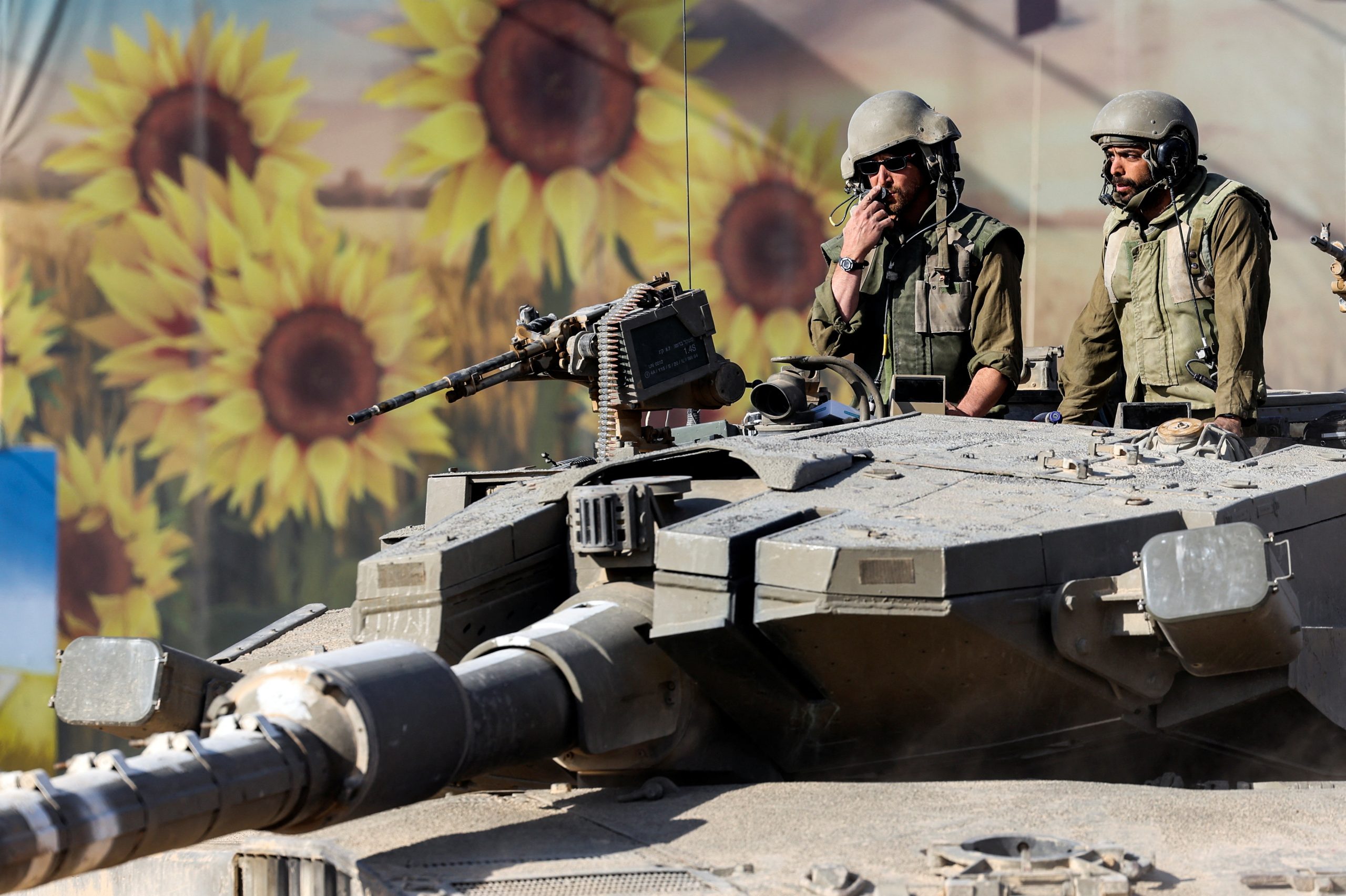 Israeli soldiers stand in a tank near Israel's border with the Gaza Strip, in southern Israel October 15, 2023. REUTERS/Ronen Zvulun