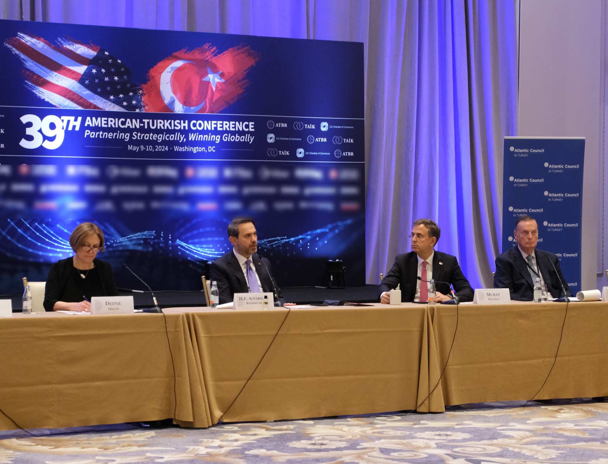 A roundtable discussion on Türkiye’s energy sector featuring Energy Minister Dr. Alparslan Bayraktar