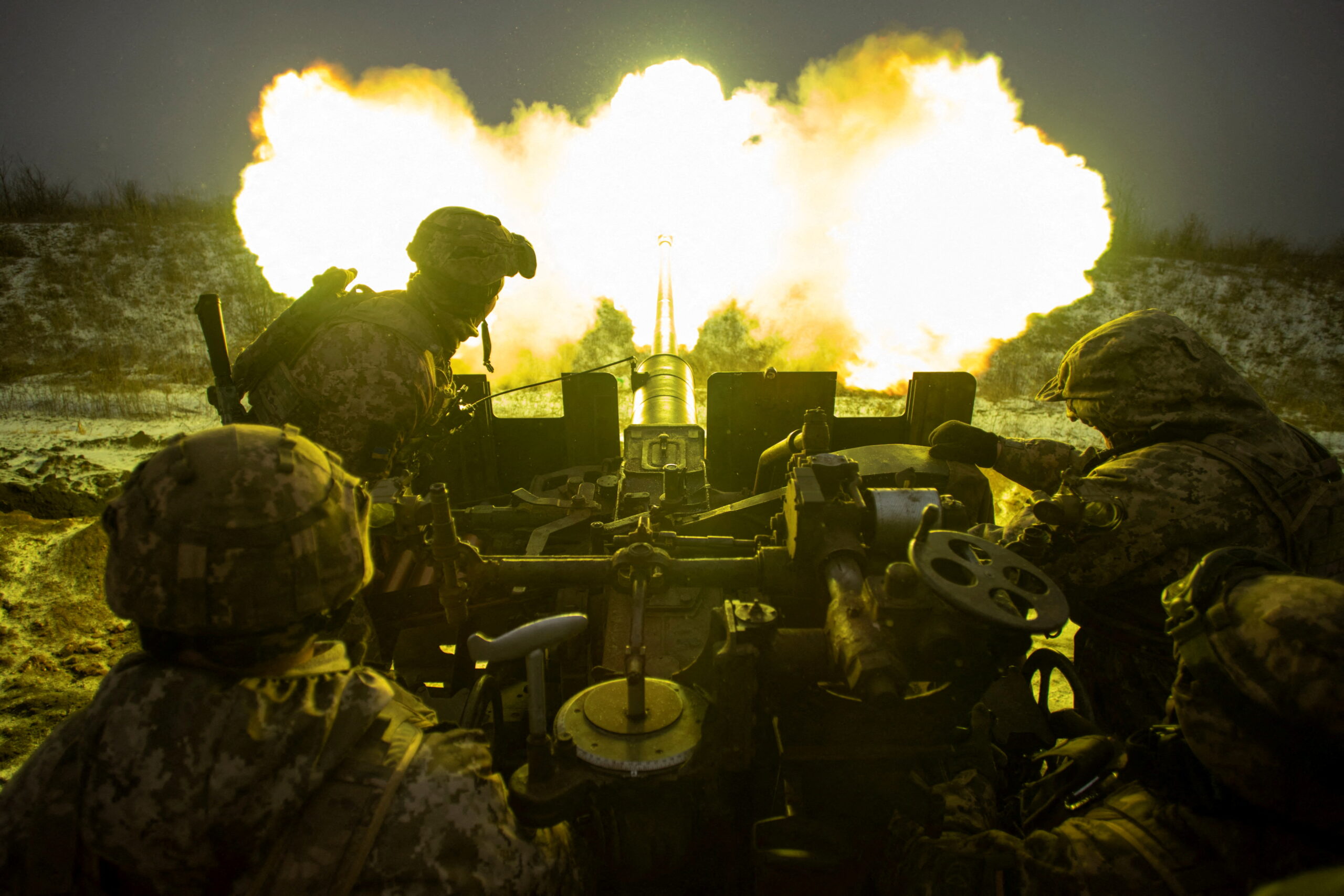 Ukrainian servicemen fire an anti-aircraft gun towards Russian positions on a frontline near the town of Bakhmut, amid Russia's attack on Ukraine, in Donetsk region, Ukraine January 15, 2023. REUTERS/Oleksandr Ratushniak TPX IMAGES OF THE DAY