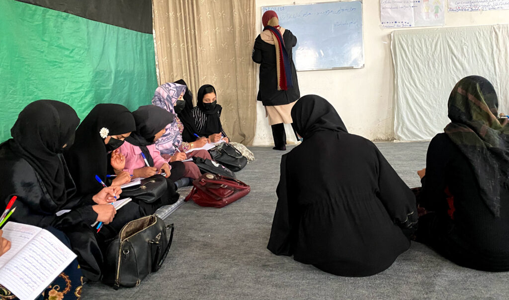 در سایه آپارتاید جنسیتی: چهار سال از دست دادن و مقاومت زنان در افغانستان