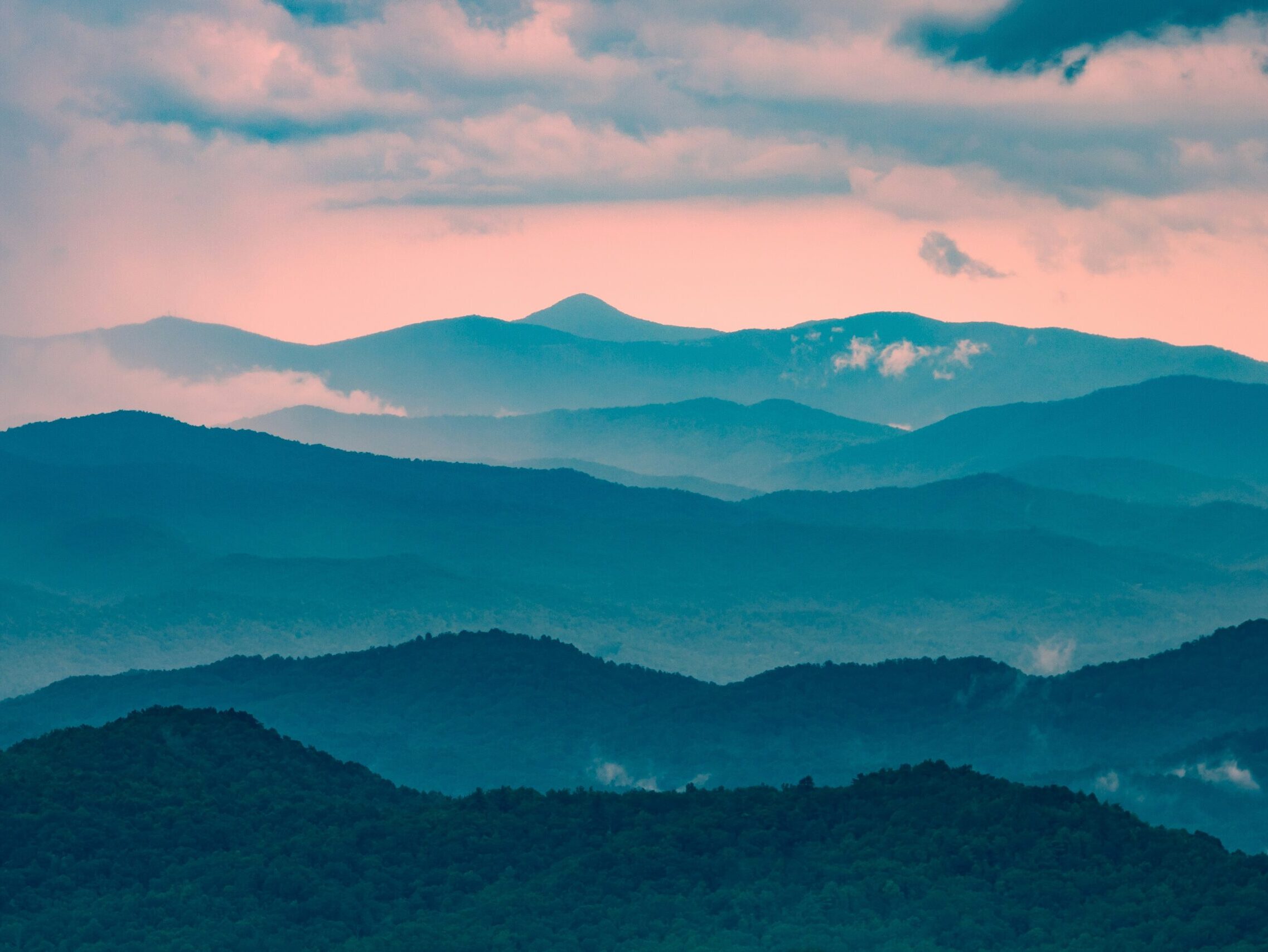 A view from the top of Sassafras Mountain on the border of South Carolina. Unsplash/Bradley Allweil