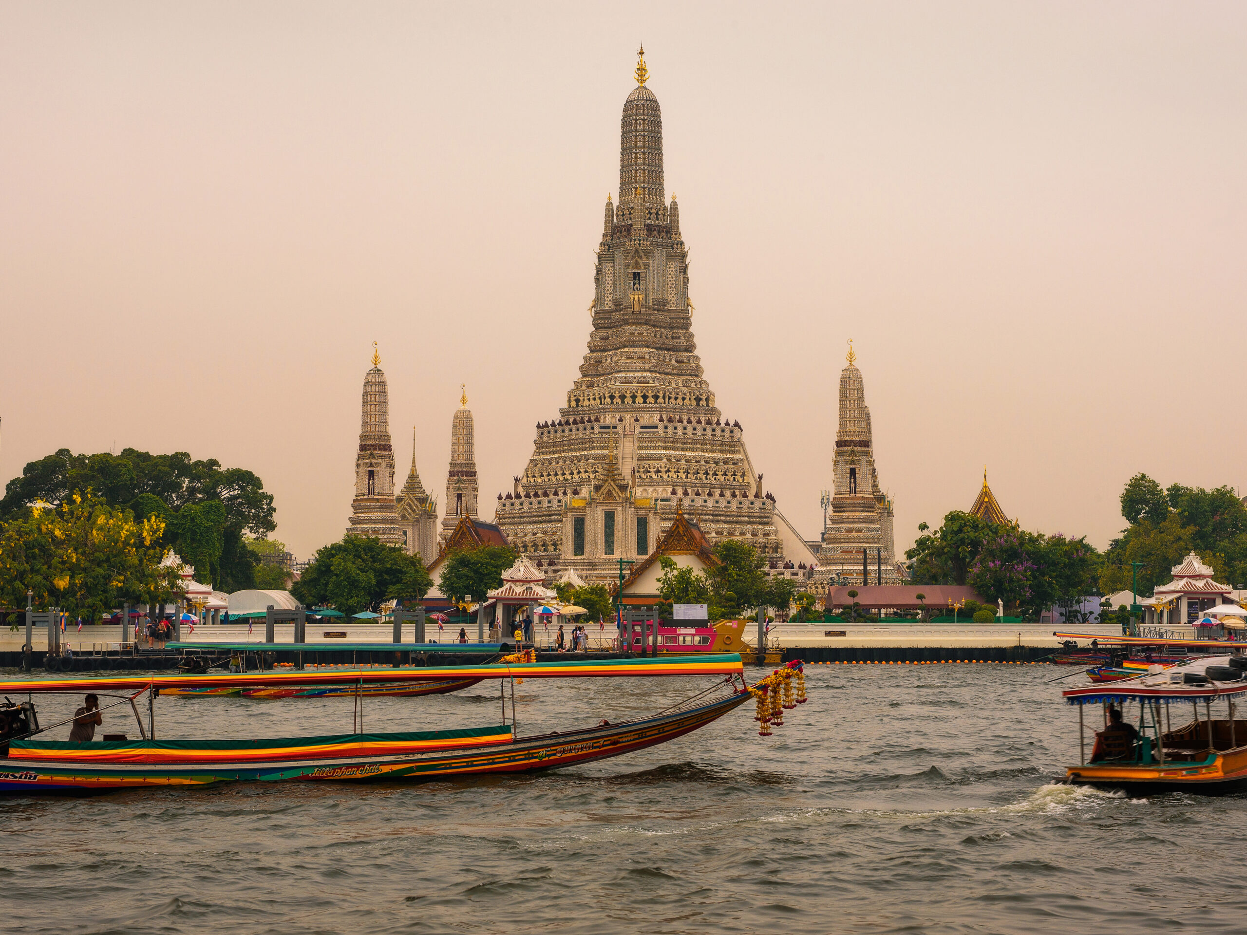 Boats and tourists around Wat Arun in Bangkok.