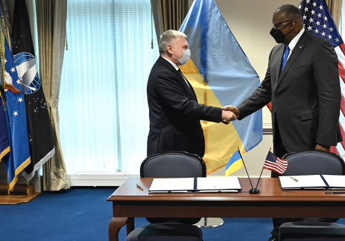 US Defense Secretary Lloyd Austin shakes hands with Ukrainian Defense Minister Andriy Taran as President Volodymyr Zelensky stands to the side. (Source: @ZelenskyyUA/archive)